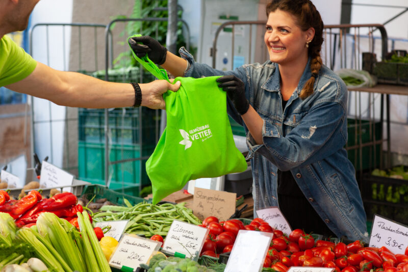 Verkäuferin auf dem Wochenmarkt